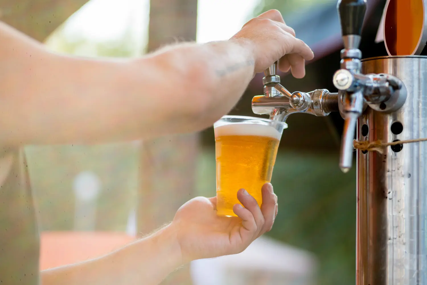 Aus einem Zapfhahn wird Bier in ein Glas gegossen